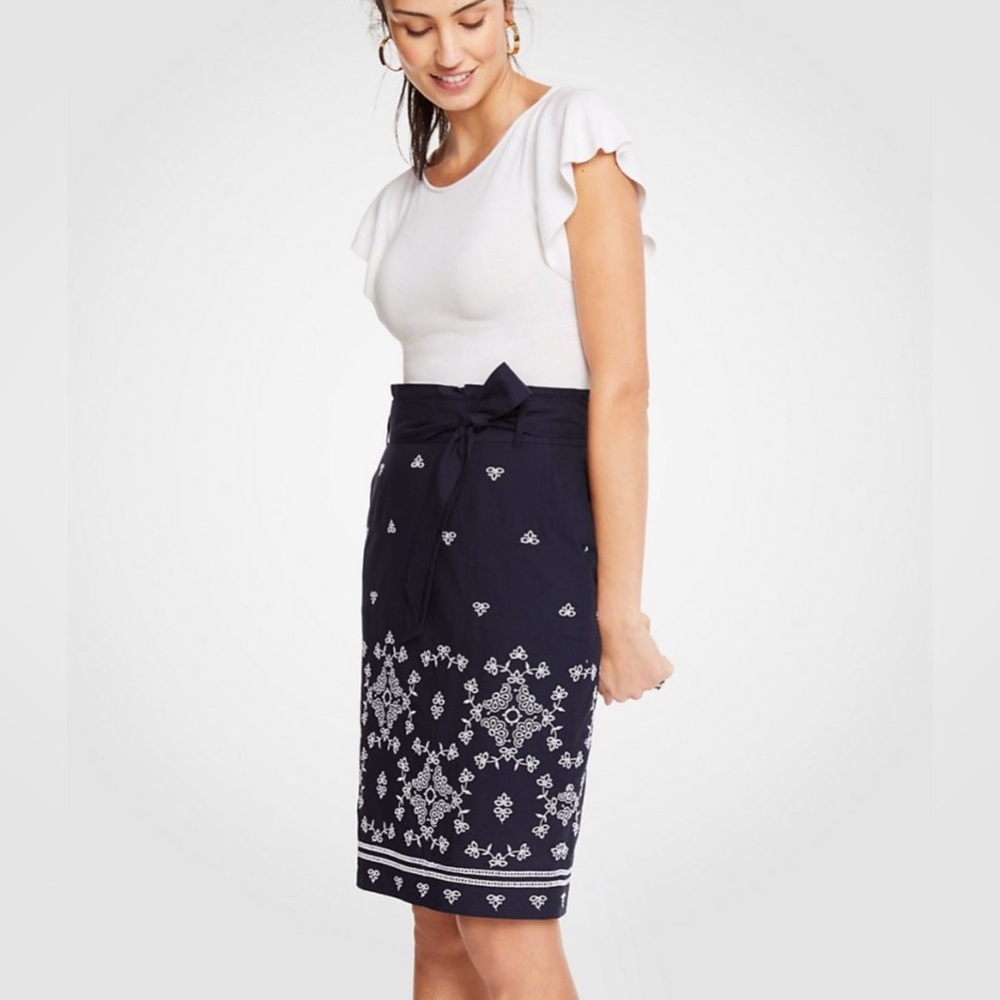 Ann Taylor Navy and White Embroidered Pencil Skirt Lined Women's Size 4 - Picture 8 of 10